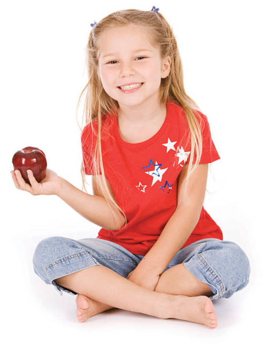 Une jeune fille qui tient une pomme